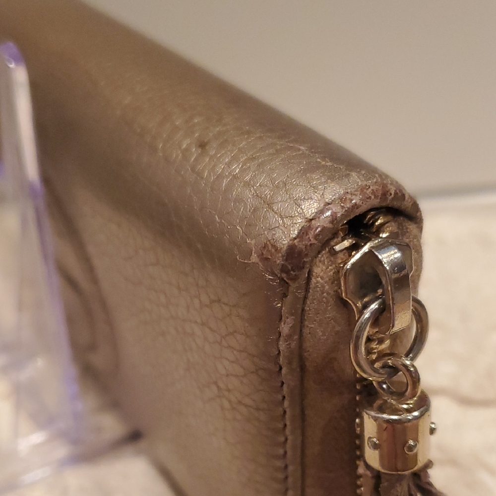 Gucci Soho Gold Leather Wallet with Iconic GG Logo - Picture 8 of 17